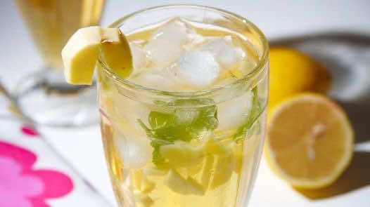 Przepisy na orzeźwiające wakacyjne napoje na gorące dni