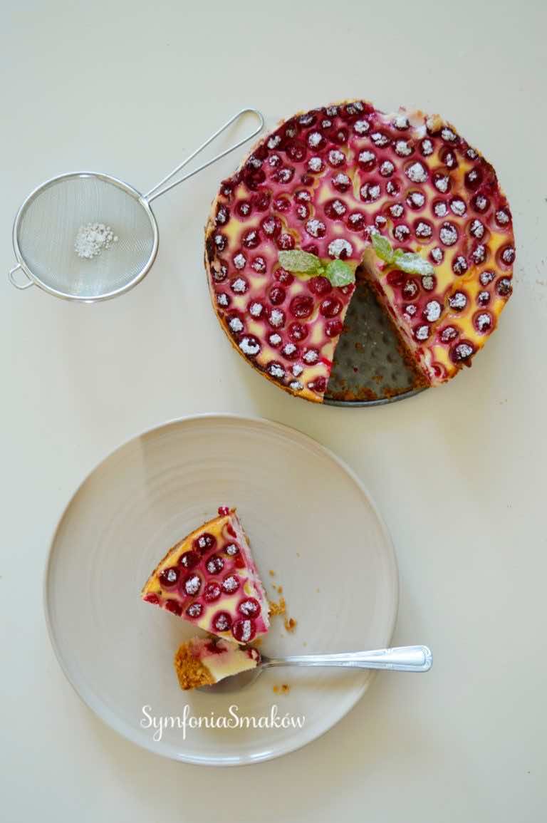 Ekspresowy i pyszny sernik z białą czekoladą i czerwonymi porzeczkami. (Bez miksera i maszynki do mielenia)