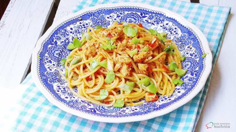 Spaghetti z kurczakiem i bobem