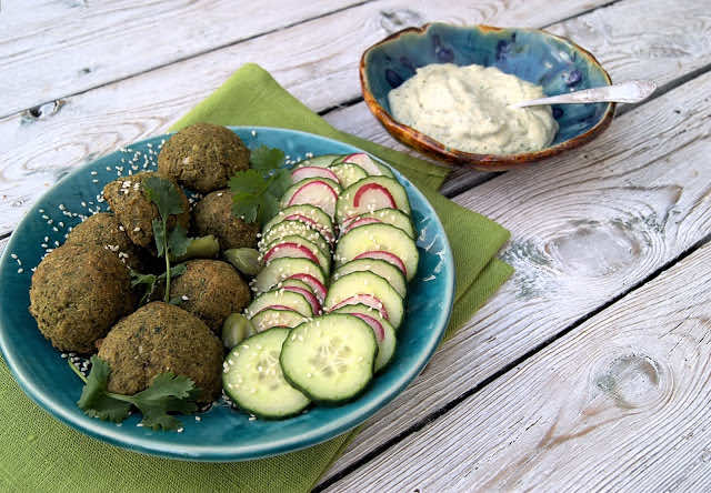 Zielony falafel z bobu, zielonej soczewicy i kaszy jaglanej z sosem tahini
