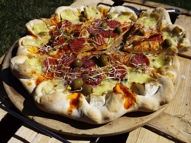 Pizza z grilla z podwójnym serem i chipsami z salami