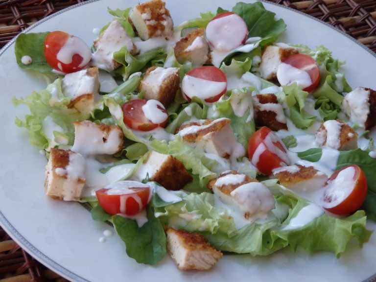 Sałatka z kurczakiem pod sosem czosnkowym