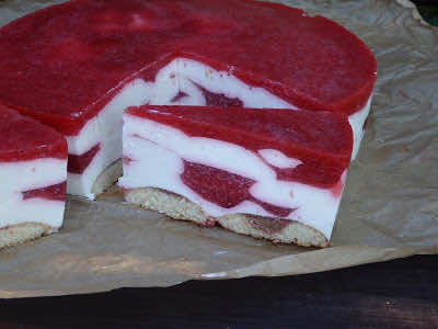 Łaciaty sernik z truskawkowym musem