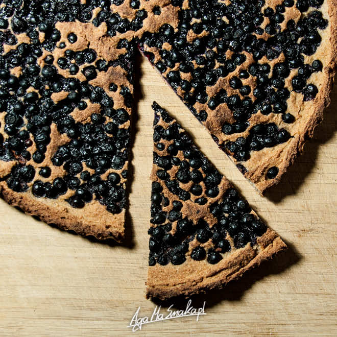 Tarta jaglano-gryczana z czarnymi jagodami