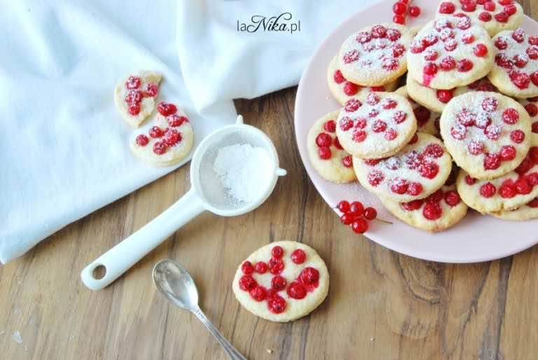 Ciasteczka drożdżowe z czerwoną porzeczką