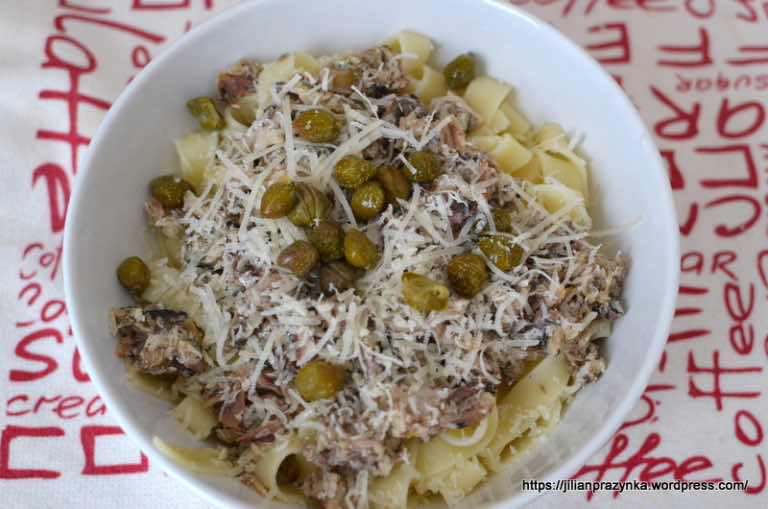 Makaron tagliatelle z sardynkami w sosie cytrynowym z kaparami.