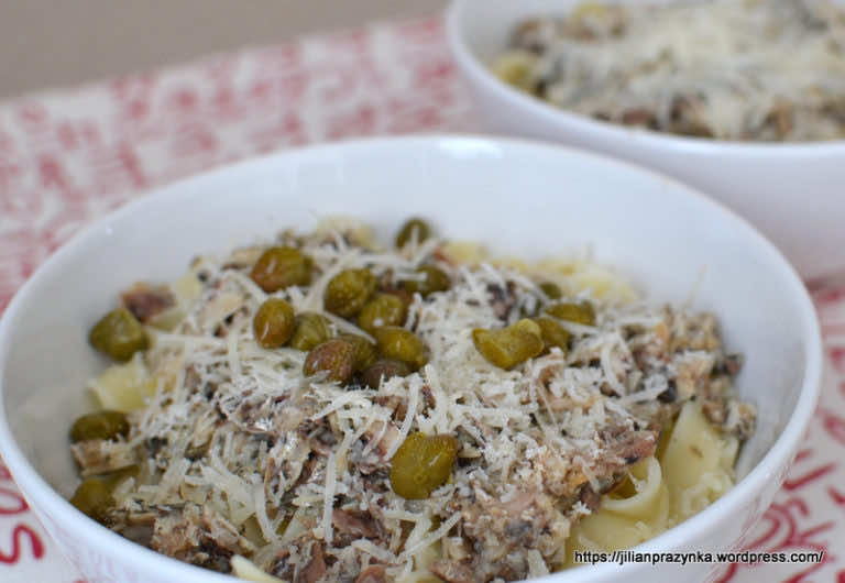 Makaron tagliatelle z sardynkami w sosie cytrynowym z kaparami