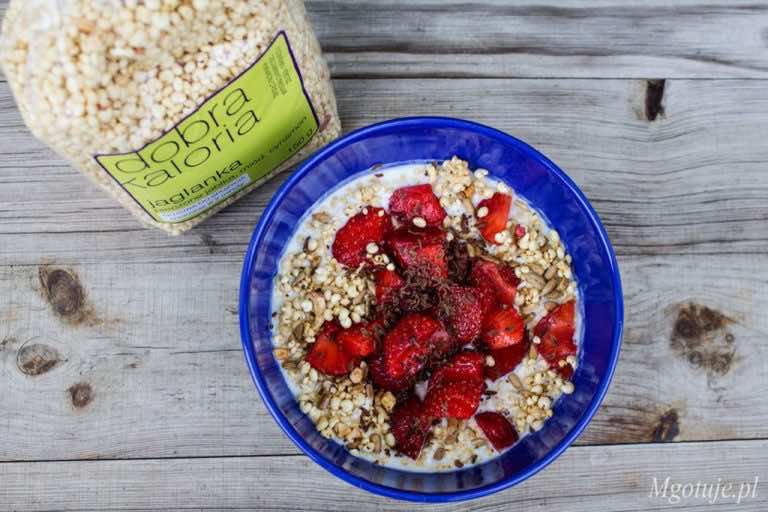 Jaglanka z maślanką i truskawkami