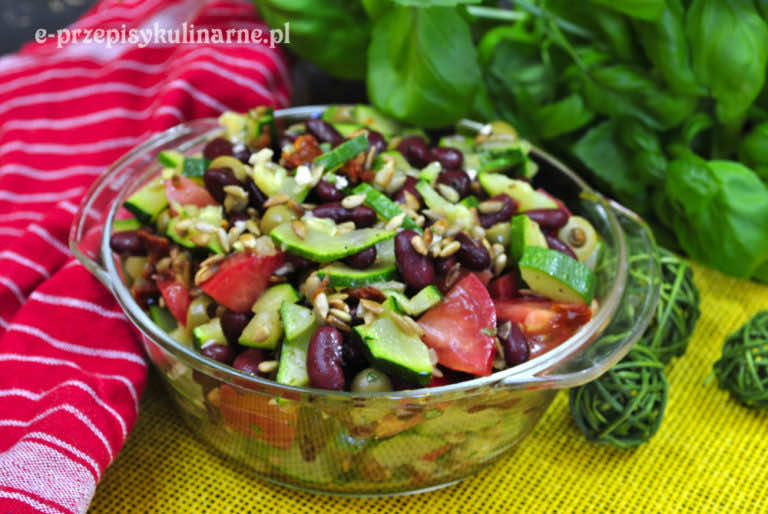 PYSZNA SAŁATKA Z CUKINIĄ I FASOLĄ – NA GRILLA I NIE TYLKO (90 KCAL)