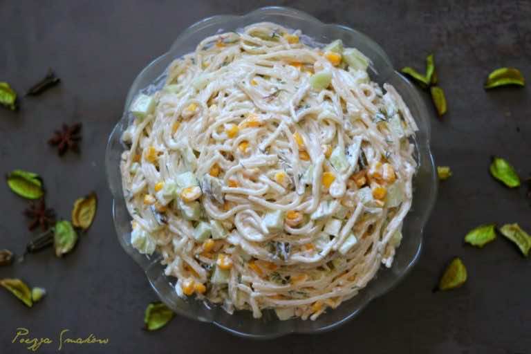 Sałatka ogórkowa z makaronem spaghetti.