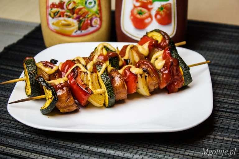 Szaszłyki z kiełbaską, cukinią i papryką