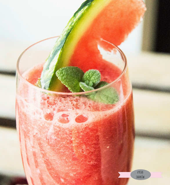 Świetnie chłodzący koktajl arbuzowy z melisą i miodem