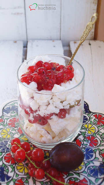 Deser bezowo-owocowy