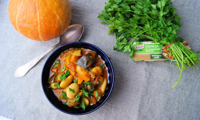 Prosty gulasz warzywny – fasola Piękny Jaś, dynia i bakłażan