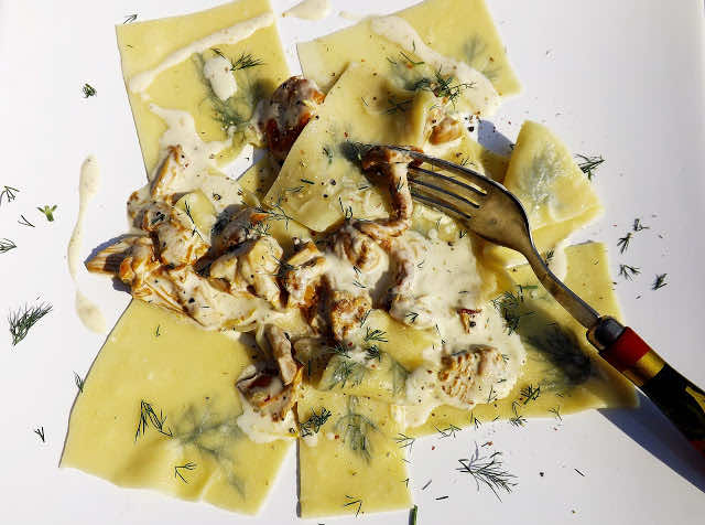 Domowy makaron z koperkiem w sosie kurkowo śmietanowym