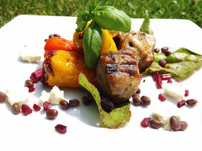 Grillowa sałatka z wieprzowiny, nadziewanej papryczki, botwinki i fasolki adzuki