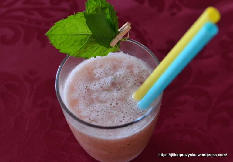 KOKTAJL Z ARBUZA Z BANANEM I MIĘTĄ