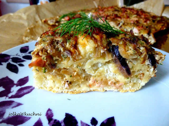 Placek cebulowy z sosem BBQ