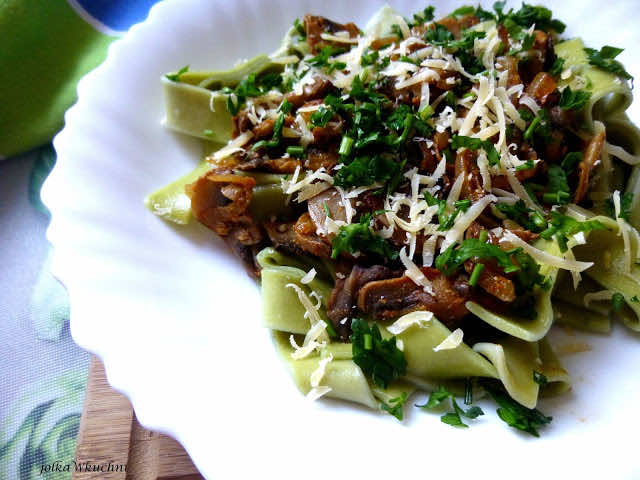 Szpinakowy makaron z pieczarkami i parmezanem