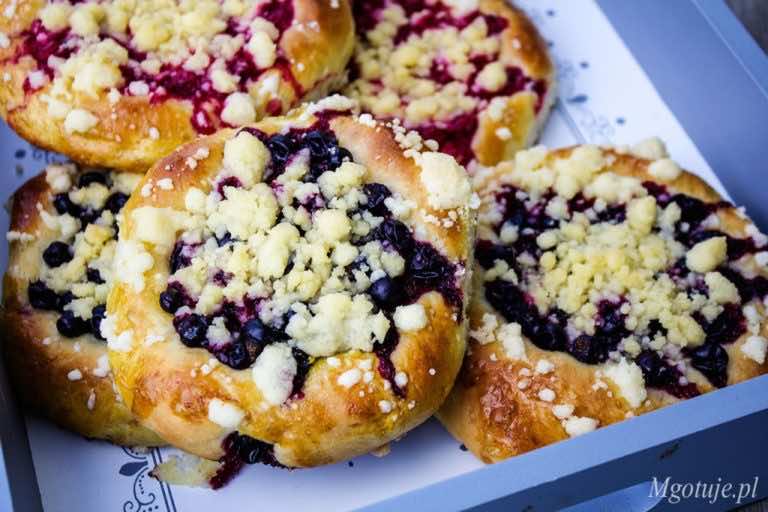 Drożdżówki z porzeczką