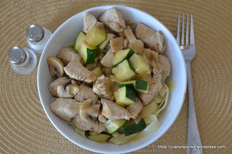 INDYK W SOSIE BOMBAY MASALA Z MAKARONEM