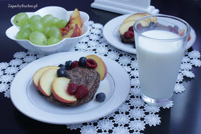 KAKAOWE PANCAKES Z OWOCAMI