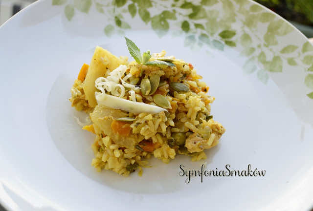 Szybki i lekki jesienny obiad czyli: risotto z kurczakiem, cukinią, kalarepką i jarzynami z dużą ilością świeżej mięty.