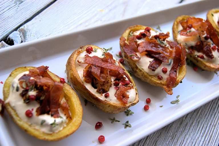 Chrupiące skórki ziemniaków z prosciutto i wędzonym pstrągiem