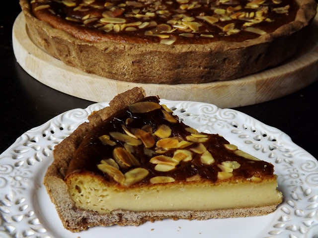 Tarta chałwowa z migdałami na cieście czekoladowym