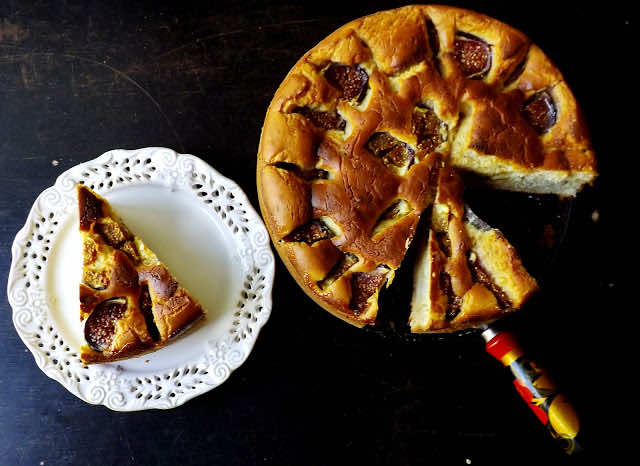 Drożdżowe ciasto z figami