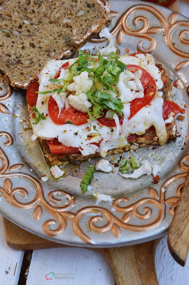 Kanapka z kalafiorem i jajkiem sadzonym