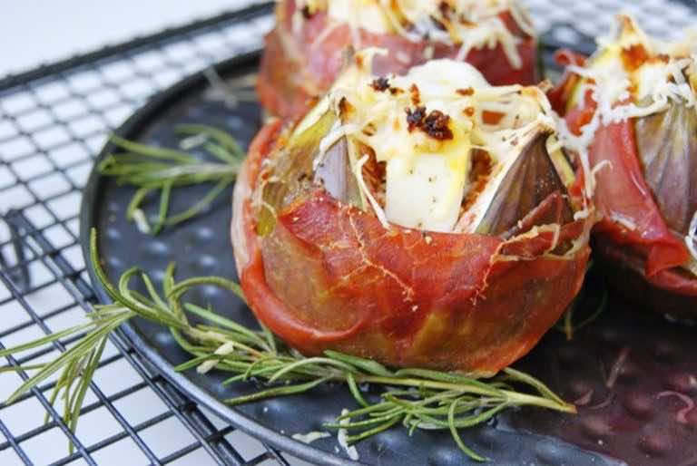 Zapiekane figi z szynką i serem