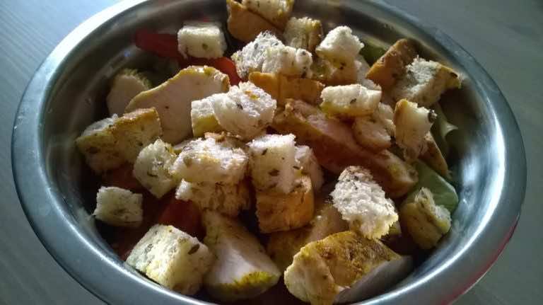 Sałatka z kurczakiem i grzankami