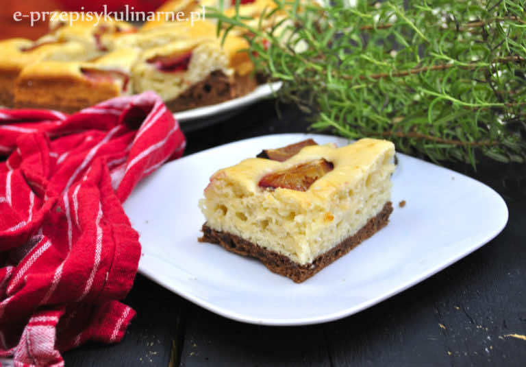 DWUKOLOROWE CIASTO JOGURTOWE ZE ŚLIWKAMI