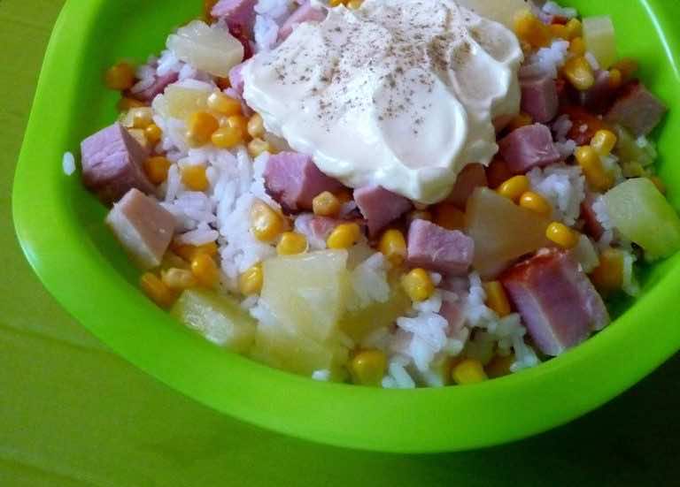 Sałatka ryżowa z ananasem