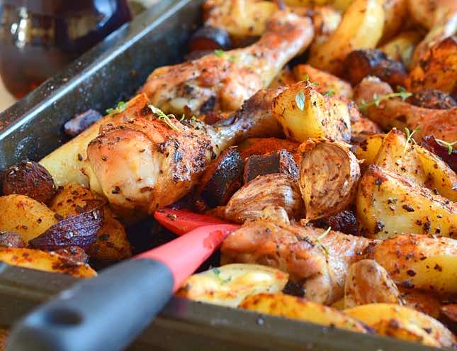 Kurczak z blachy z kiełbasą i ziemniakami