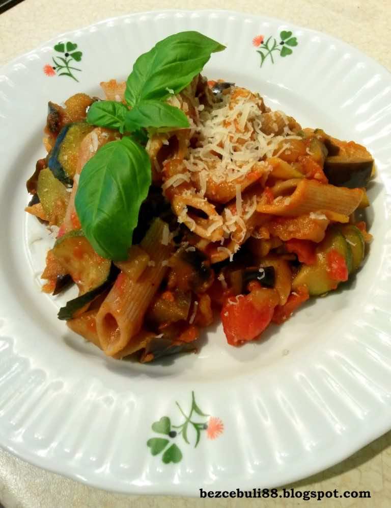 Penne z bakłażanem i cukinią w sosie pomidorowym
