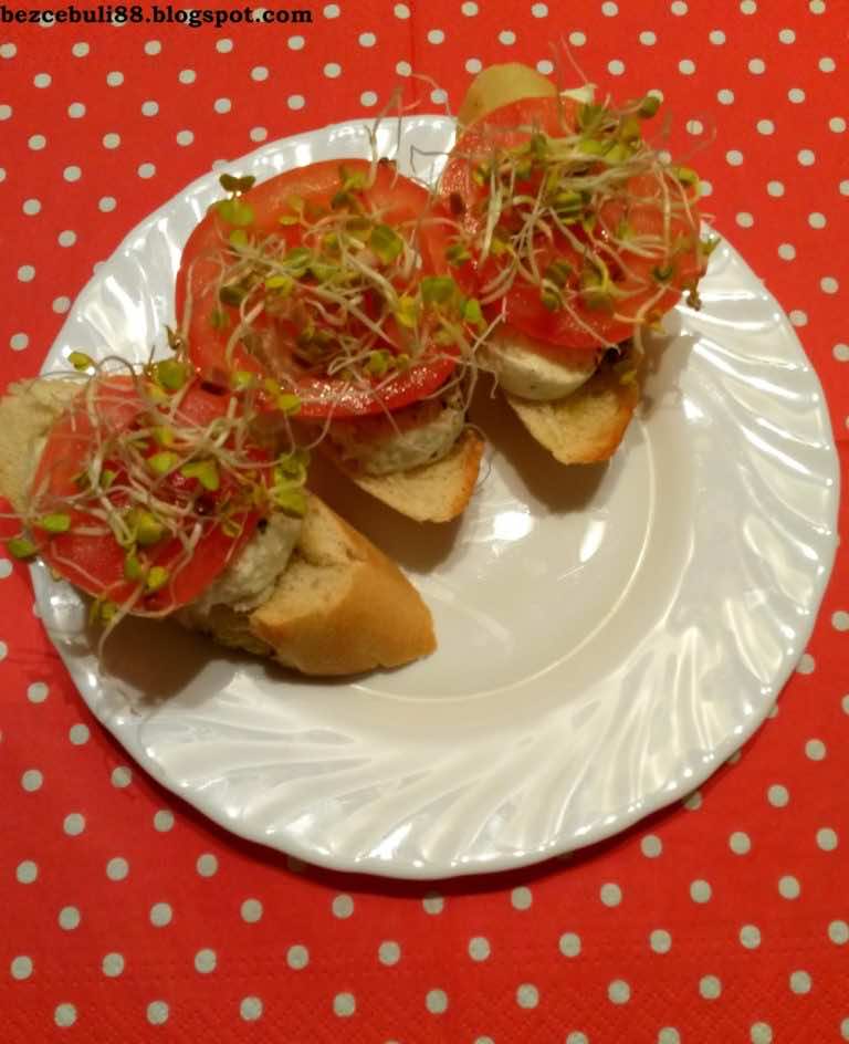 Bagietka czosnkowa z pomidorem i mozzarellą