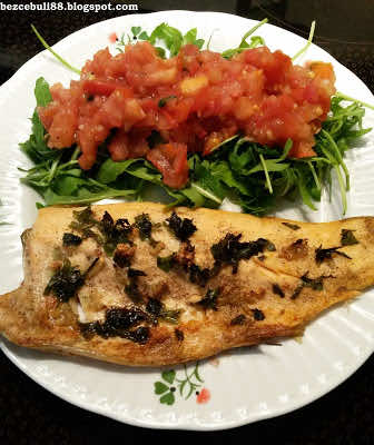 Pieczony pstrąg łososiowy z czosnkiem i pietruszką