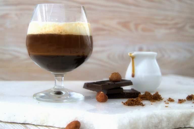 Kawa z gorzką czekoladą i słonym karmelem