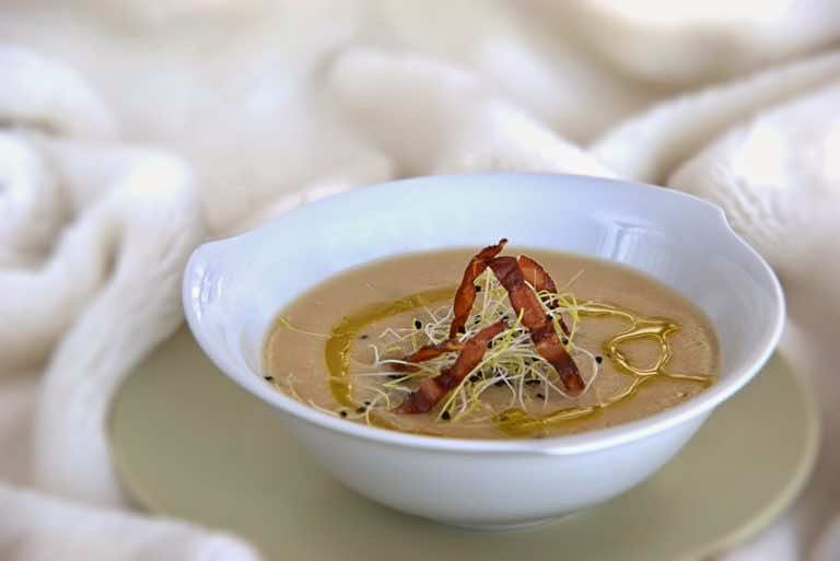 Fasolowa z kiełkami pora i prosciutto