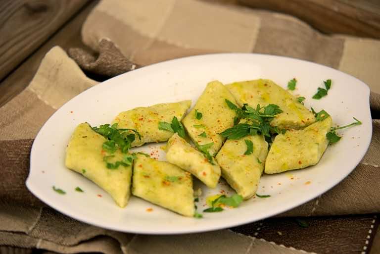 Kopytka jaglane z zielonym groszkiem, na szybko