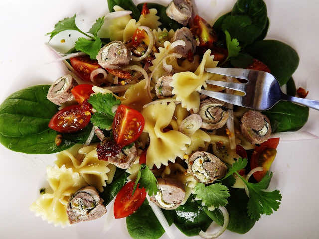 Sałatka farfalle (makaronowa) na szpinaku z krążkami z polędwiczki