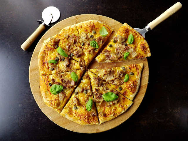 Pizza z golonką na ostro (ciasto pieprzowe)