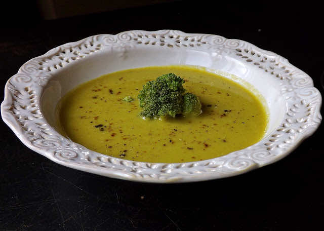 Krem z brokułu i batata o nucie indyjskiej