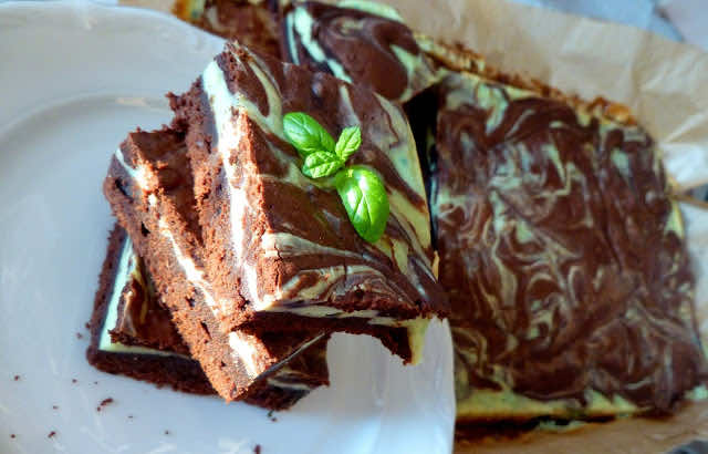 Sernikobrownies z miętą