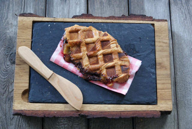 Zapiekany rogalik z czekolada i śliwkami