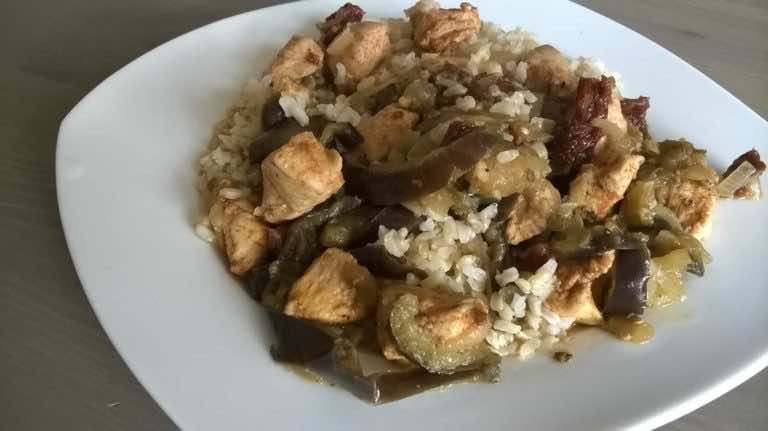 Kurczak z bakłażanem i pomidorami suszonymi