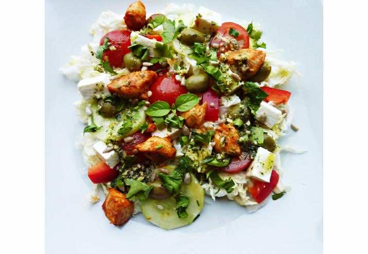 Sałatka grecka z grillowanym kurczakiem