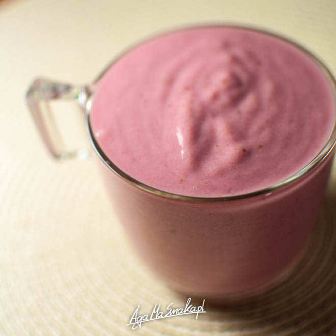 Koktajl truskawkowo-jaglany na bazie mrożonych truskawek, dla tęskniących dla latem i naturalną słodyczą